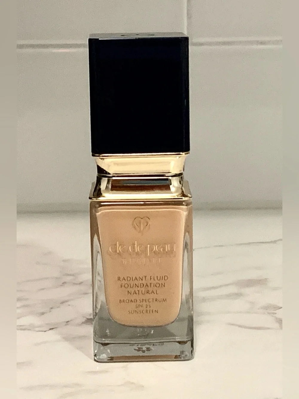 Cle de peau Radiant Fluid Foundation O30 no box